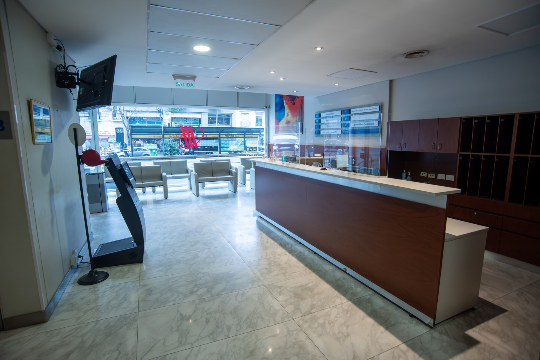 Recepción de High Centro Médico en Cabildo